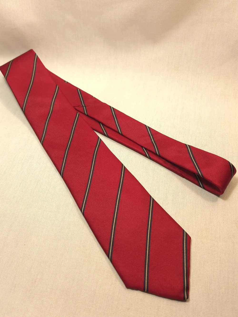 Red Diagonal Stripe Men's Tie - Sleek Professional Accessory